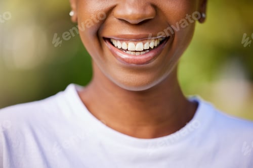 Sorriso, close-up e boca de uma mulher para saúde bucal, higiene bucal e resultados odontológicos na natureza.