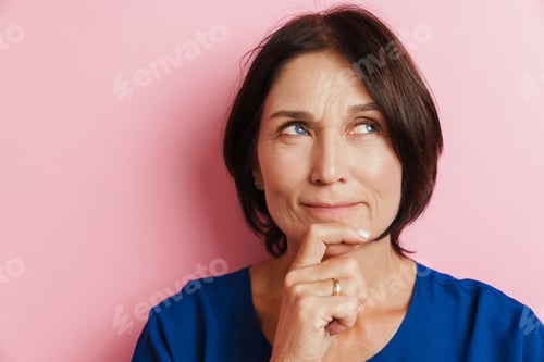 Vista previa: Mature brunette woman frowning and looking aside