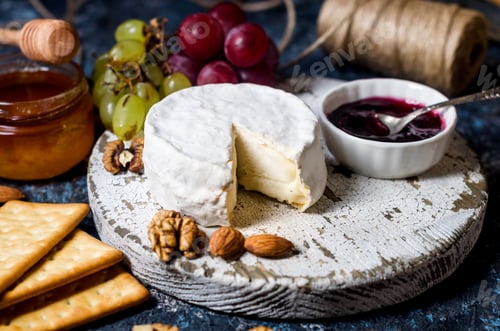 Preview: Camembert cheese, brie, grapes, nuts and crackers