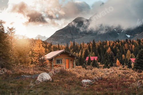 Vista previa: Wooden huts with sunshine in autumn forest at Assiniboine provincial park