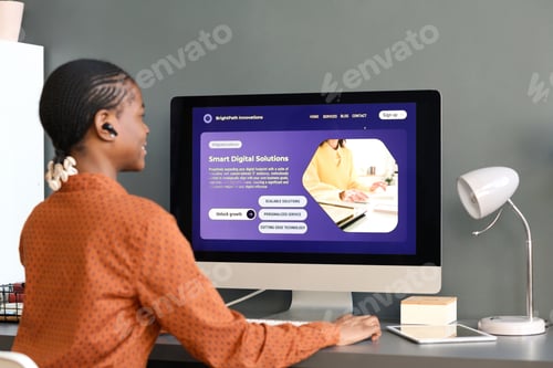 Visualização: Tela do computador com o site na tela