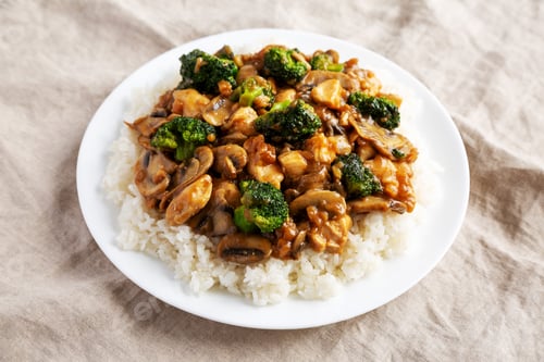 Preview: Homemade Chicken Veggie Stir Fry with White Rice, side view. Close-up.