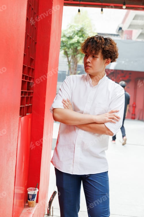 Preview: Portrait of Asian man in white shirt standing in arms crossed