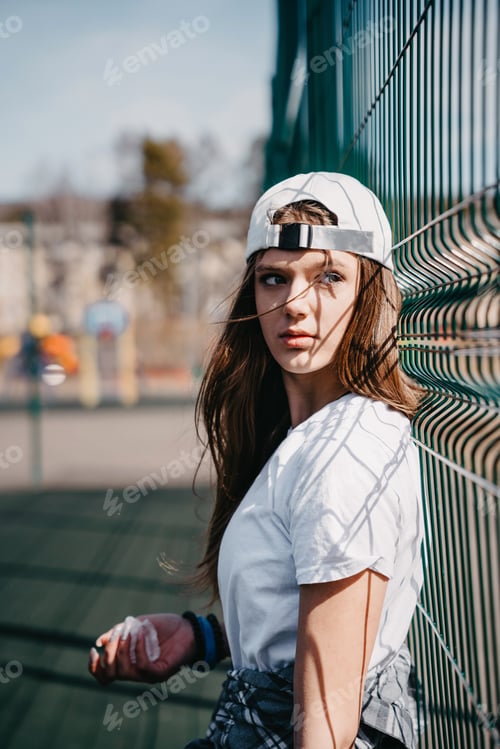 Preview: Portrait of a sports girl in a baseball cap.