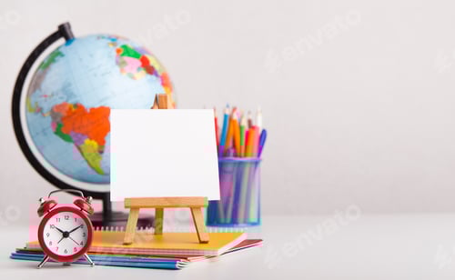 Visualização: Papelaria de escritório com despertador em fundo branco