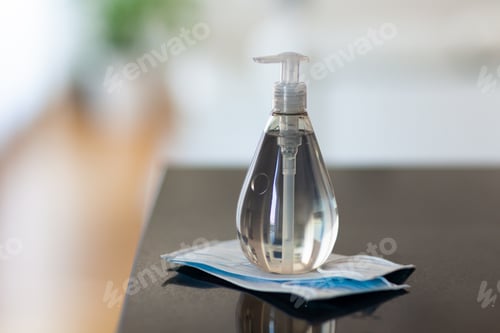 Vista previa: Antibacterial antiseptic hand sanitizer gel bottle and surgical masks