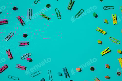 Visualização: Borda de moldura feita de material de papelaria escolar. Copie espaço para seu texto ou saudação educacional