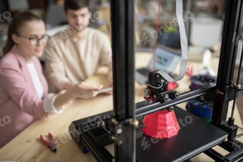 Vorschau: Junger Manager präsentiert das neue Modell eines 3D-Druckers