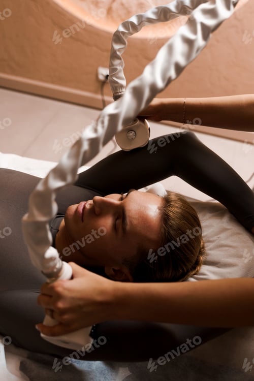 Preview: Hardware lymphatic massage shaping male body. Professional spa treatment