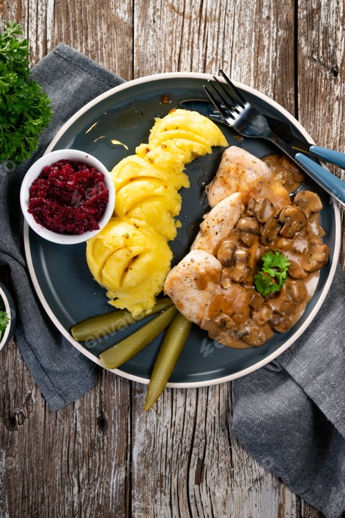 Preview: Grilled chicken breast with mushroom sauce.