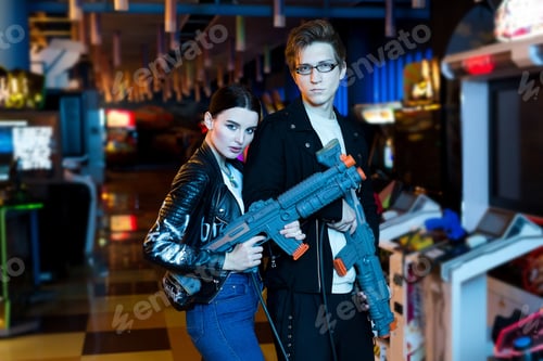 Preview: Man and a woman playing on slot machines, attractions in the Mall.