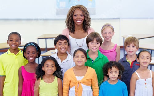 Visualização: Foto da aula. Retrato de classe de uma professora do ensino fundamental e seus alunos.