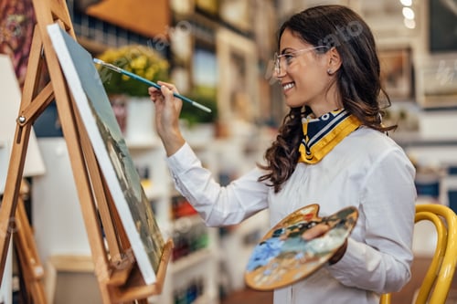 Preview: Adult woman, painting the sky.