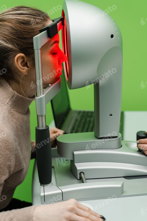 Preview: Corneal topography test with red light to check woman?s cornea for vision