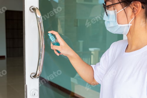 Preview: Clean the door handle with alcohol spray