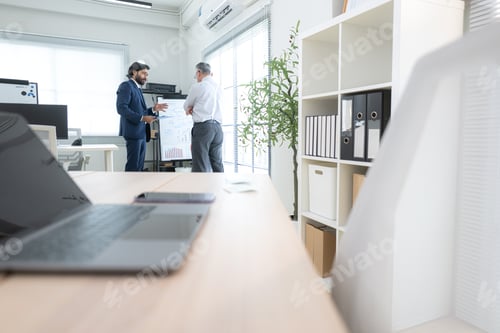 Visualização: Em um escritório contemporâneo, dois executivos seniores com a missão de debater e monitorar