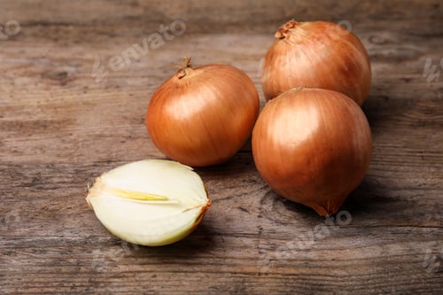Preview: Ripe onions on rustic wooden table, closeup
