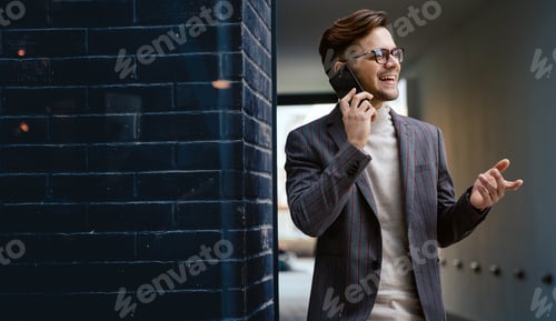 Preview: Portrait of successful business man, entrepreneur working in urban background