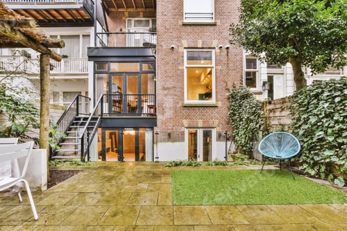 Aperçu: General view of the backyard with tiled floor and a dining area