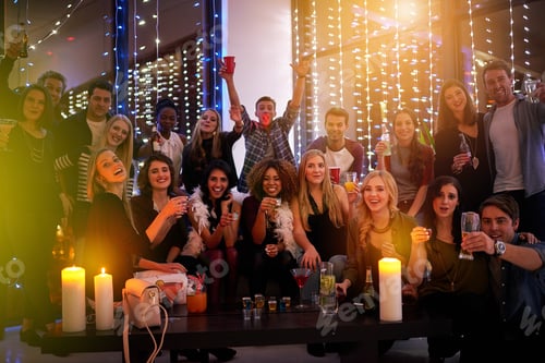 Visualização: Foto de um grande grupo de jovens se divertindo em uma boate