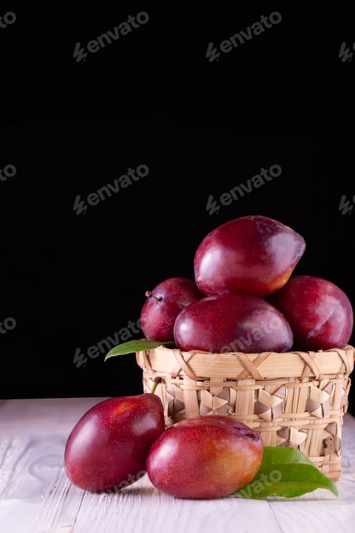 Vista previa: Ciruelas dulces sobre fondo de madera
