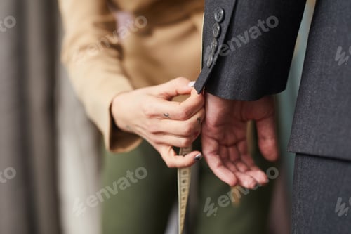 Preview: Tailor measuring the sleeve