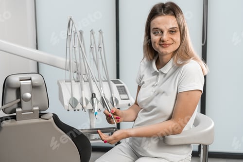 Visualização: Um dentista profissional, especialista em odontologia, trabalha com confiança na cadeira odontológica, criando