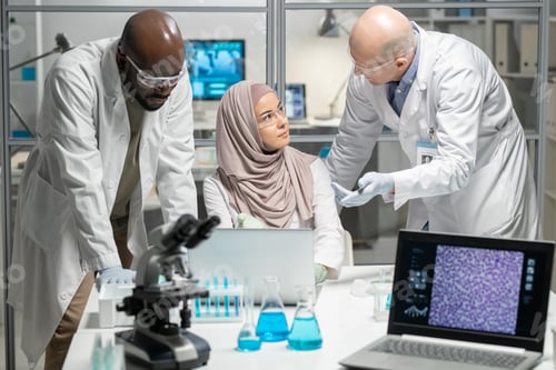 Preview: Young contemporary clinicians or scientists consulting about new research
