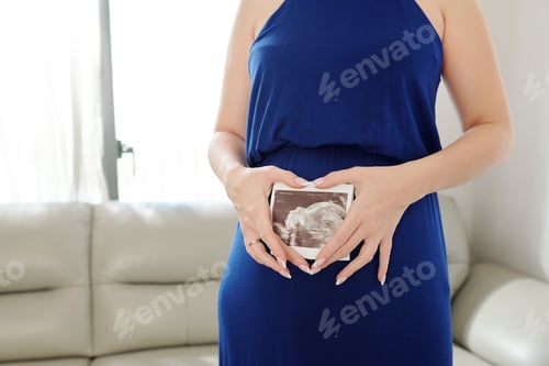 Preview: Woman showing sultrasound baby image