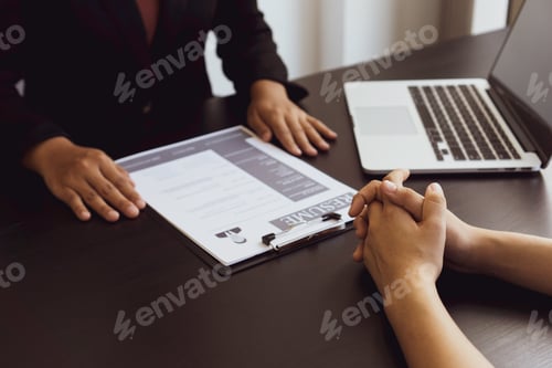 Preview: Job seekers are listening to the company's goals and history from job interviewers in the interview