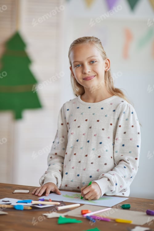 Preview: Smiling Girl Drawing Christmas Picture