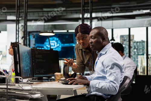 Vista previa: Un gerente y un trabajador de TI prueban algoritmos de aprendizaje automático de IA en el trabajo