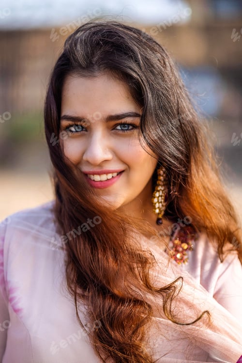 Preview: Beautiful Portrait of Young & Elegant Woman Posing