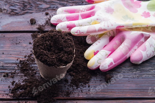 Preview: Round fibre pot with soil and gardening gloves.