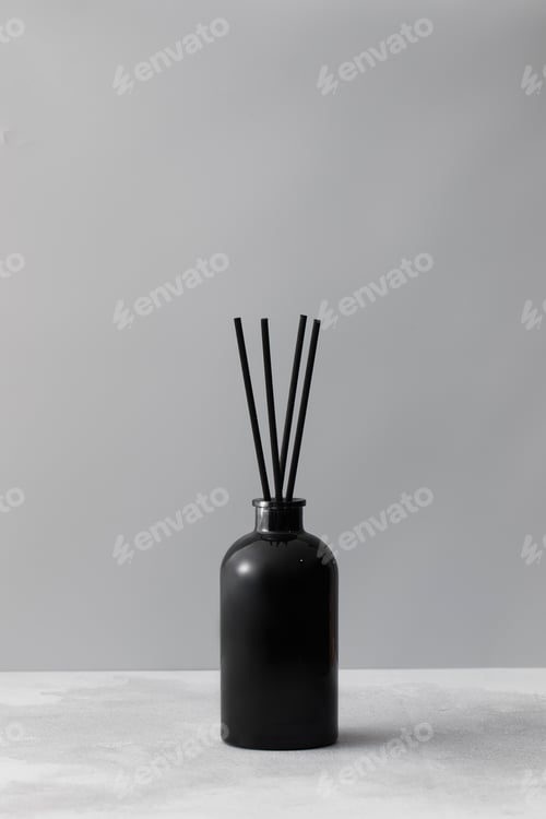 Preview: Bamboo sticks in a black bottle with indoor perfumes. Glass diffuser with fragrance for home.
