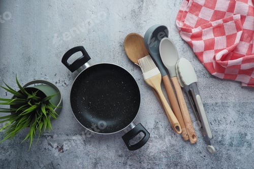 Preview: Black frying pan on a table cloths