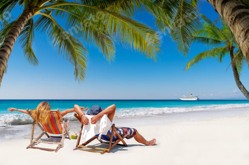 Preview: Couple on a tropical beach at Maldives