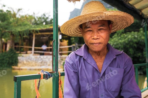Preview: Senior Chinese villager sitting at Quây Son