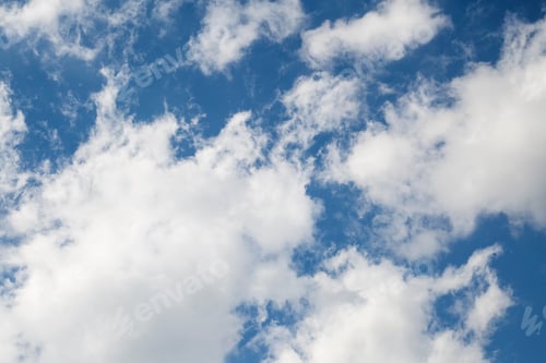 Vorschau: Blauer Himmelshintergrund mit Wolkenblick. Naturfoto.