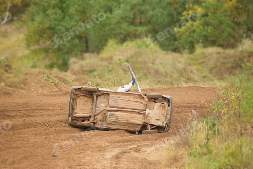 Preview: overturned during the accident, the car is upside down