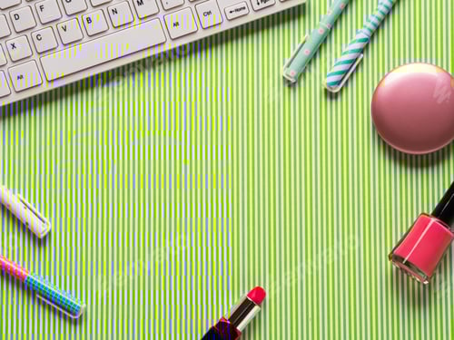 Preview: Girlish flatlay with keyboard, pens and makeup