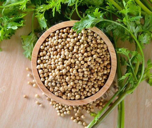 Preview: Coriander seeds in wood spoon