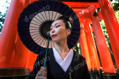 Preview: Japanese woman at Fushimi Inari shrine