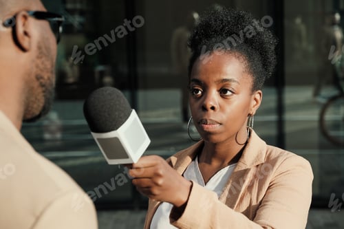 Preview: Woman interviewing the man