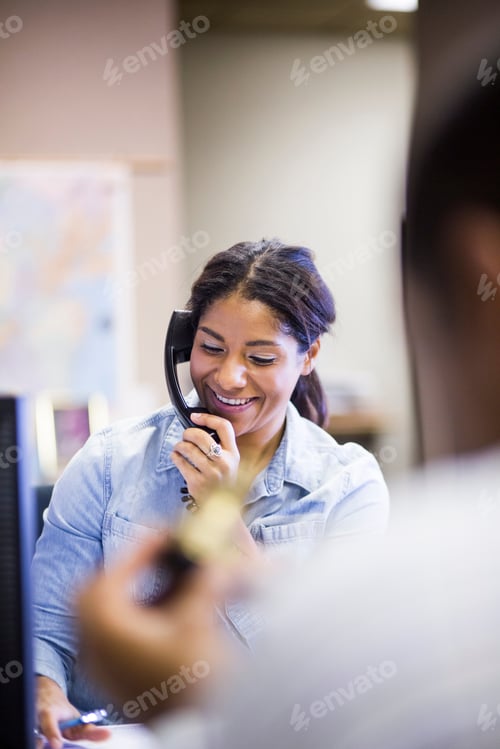 Preview: Female office worker on landline