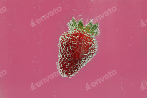 Preview: Strawberry in water