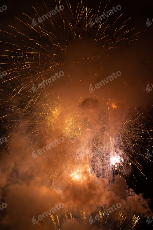 Visualização: Fogos de artifício explodindo por detrás de uma parede