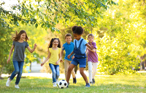 Vista previa: Cute little children playing with ball outdoors on sunny day