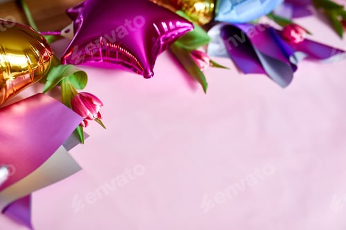 Visualização: Balões coloridos em estilo plano com decoração floral de tulipas em fundo rosa.