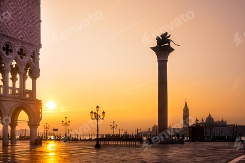 Preview: Scenic view of Piazza San Marco in Venice at sunrise